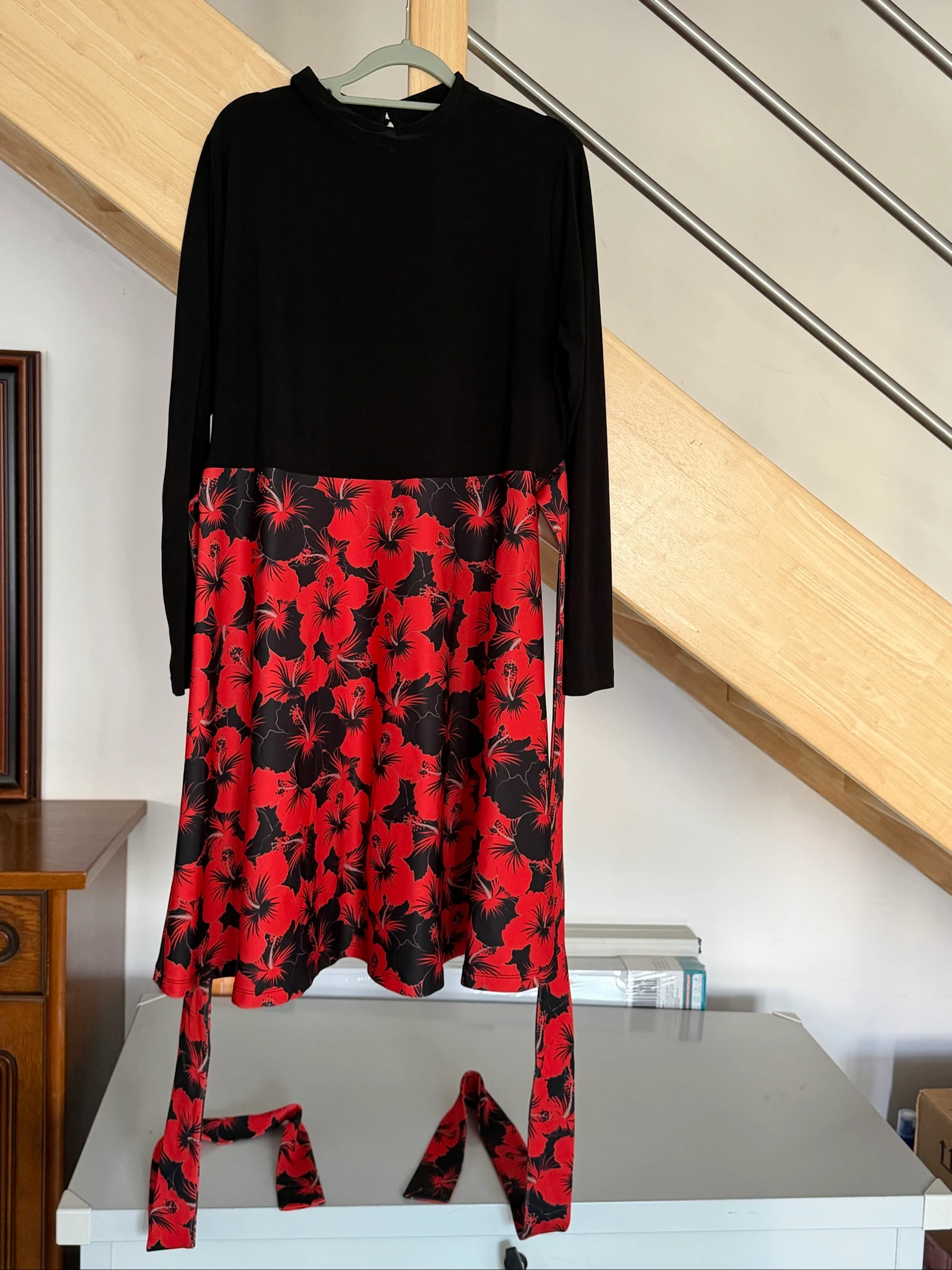 Robes noires à fleurs rouges avec ceinture 